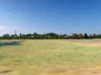 Blick auf die FFPV von der Hofstraße: ein leeres Feld, die Anlage ist nicht zu sehen.