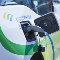 Ein Ladestecker lädt ein Elektro-Auto der Stadtwerke Hilden.